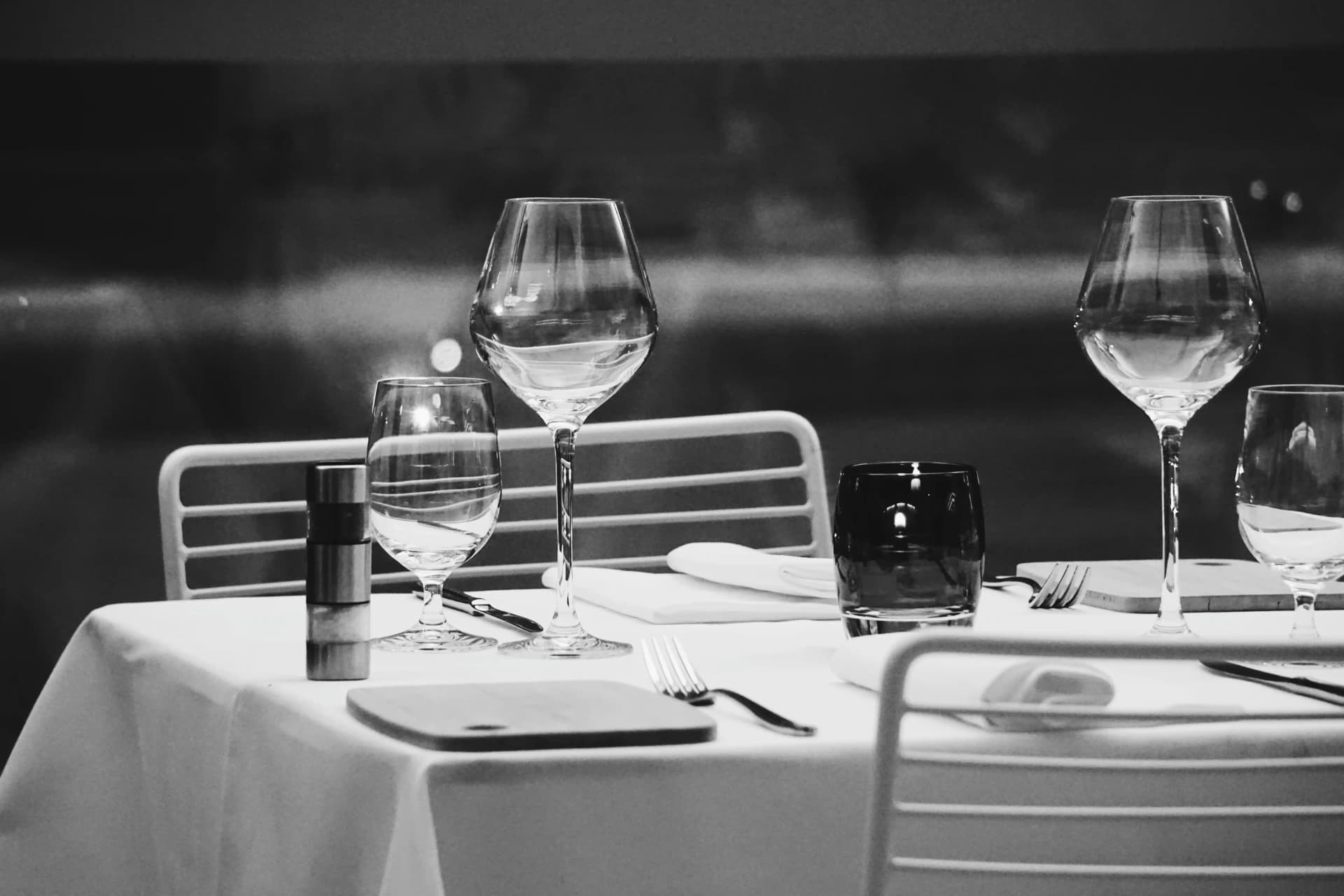 Dining experiences featuring immersive meals and unique food moments